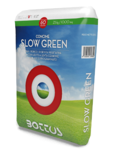 Slow Green, concime a cessione graduale pensato per nutrire il tappeto erboso in modo equilibrato e prolungato.