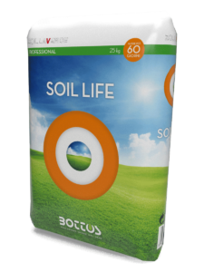Soil Life, prodotto pensato per migliorare la vitalità del terreno e supportare il benessere del tappeto erboso.